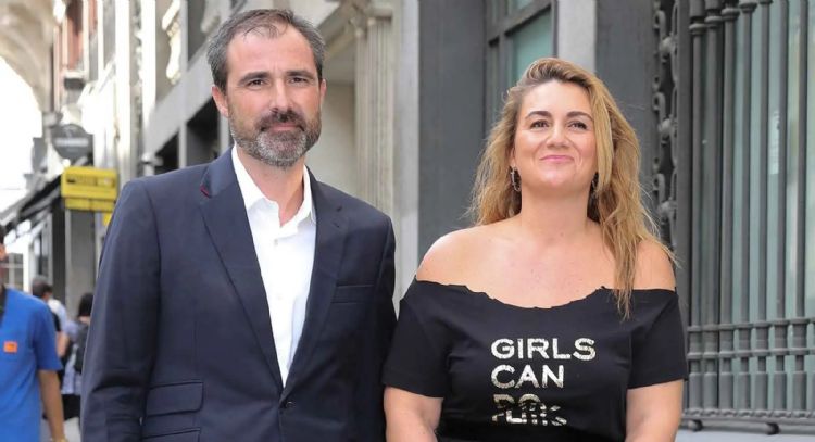 Carlos de la Maza, el discreto marido de Carlota Corredera aguanta sus pretensiones en la política