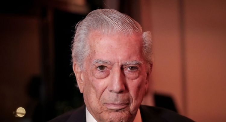 Mario Vargas Llosa encuentra a la mujer que lo protege tras los ataques de Julio Iglesias