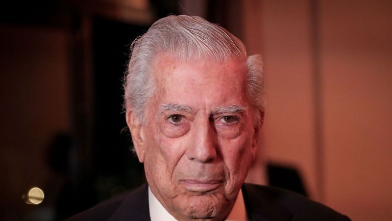 Mario Vargas Llosa encuentra a la mujer que lo protege tras los ataques de Julio Iglesias