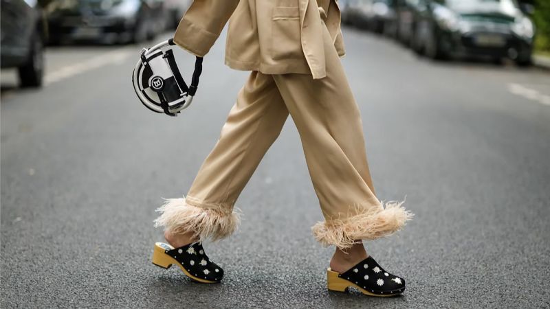 Vuelven los zuecos de los 70, los zapatos que todas quieren tener en primavera